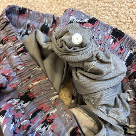 Lululemon hotty hot shorts 2.5 inch - Picture 3 of 3